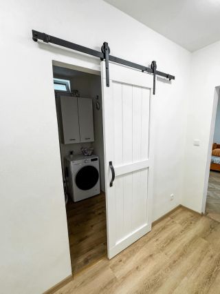 Další posuvné dveře🚪včetně kování👨‍🏭 vyrobeny a namontovány☑️ Na přání zákazníka tentokrát bez šikmých prken a v bílé...