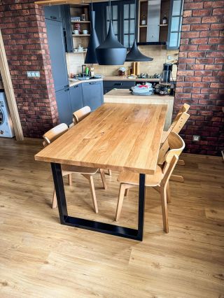 Jídelní stůl Dobson – spojení masivního dubu🌳a černé oceli👨‍🏭 📐 Rozměr 180 × 90 cm nabízí dostatek prostoru pro rodinná...