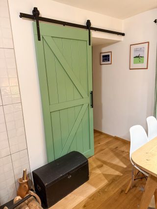 Posuvné dveře s kováním v netradiční zelené🎨 Pro zákazníka jsme vyrobili sadu 🚪posuvných dveří v jeho oblíbeném odstínu...