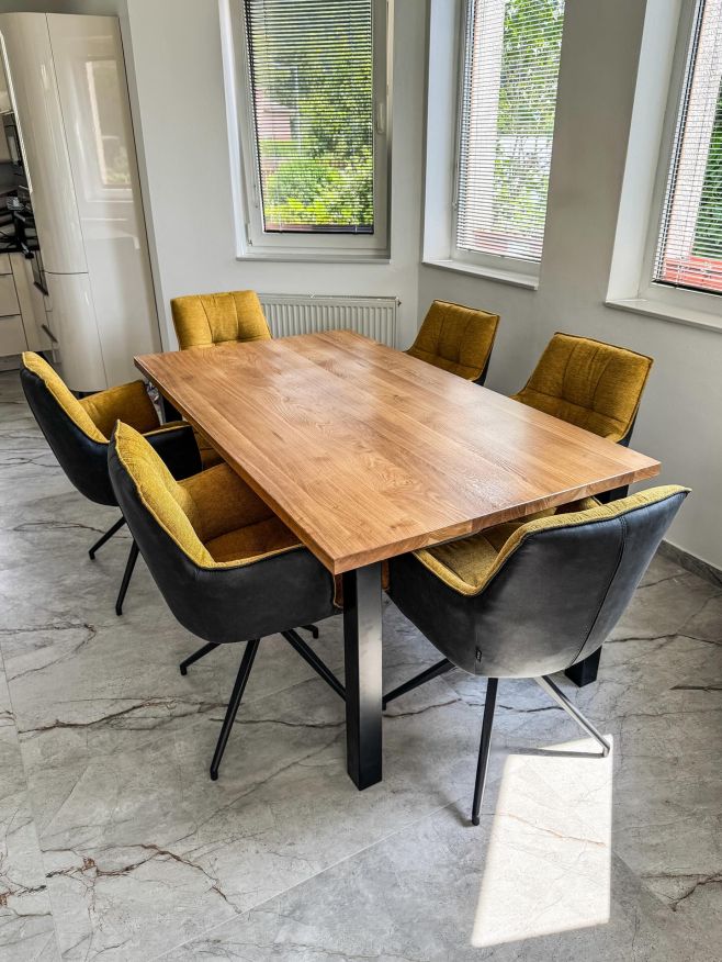 Jednoduchý, ale výrazný. To je jídelní stůl Heisenberg,který jsme vyrobili z masivního🌳dubového dřeva v AB kvalitě o...