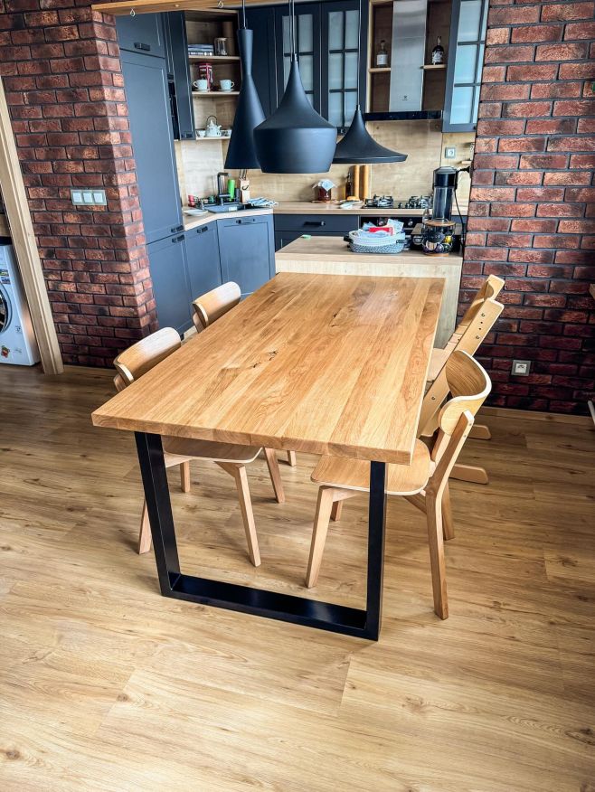 Jídelní stůl Dobson – spojení masivního dubu🌳a černé oceli👨‍🏭 📐 Rozměr 180 × 90 cm nabízí dostatek prostoru pro rodinná...